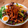 Jajangmyeon dans une assiette blanche sur fond de bois