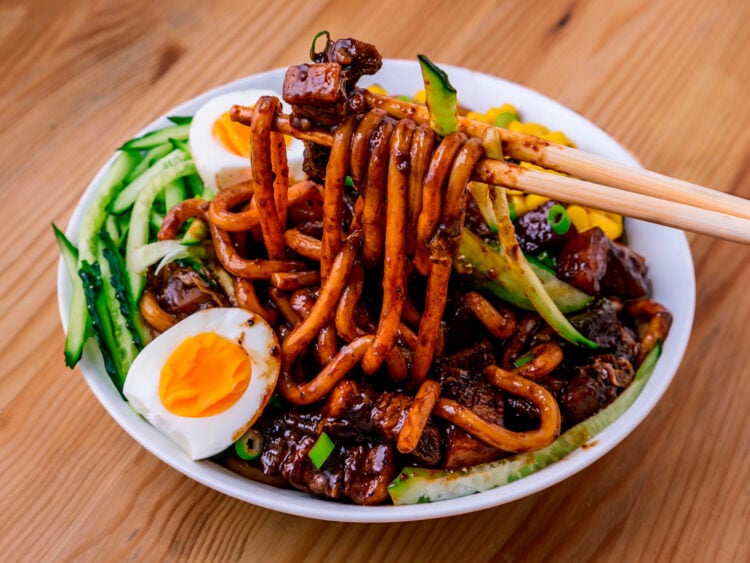 Jajangmyeon dans une assiette blanche sur fond de bois