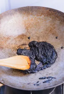 pâte de haricots noir dans le wok