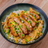 katsudon sur fond de bois