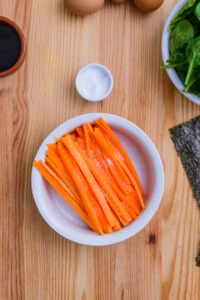 carottes dans bol avec sel