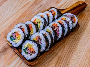 kimbap coréen sur fond de bois