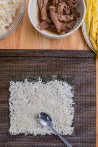 riz étalé sur nori