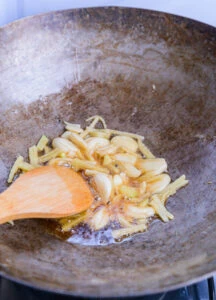 Légumes dans huile chaude du wok