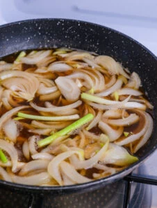 oignons dans wok