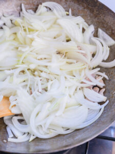 Oignons ajoutés au wok