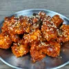 poulet frit coréen au air fryer sur une assiette en métal