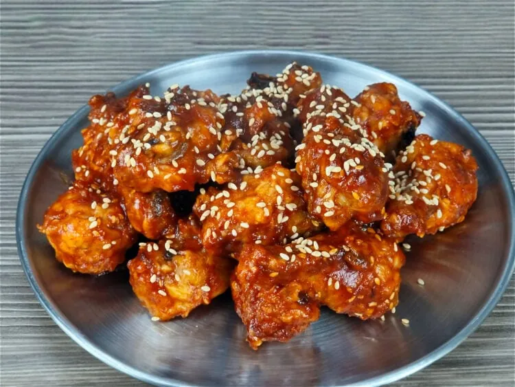 poulet frit coréen au air fryer sur une assiette en métal