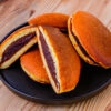 dorayaki japonais sur fond de bois