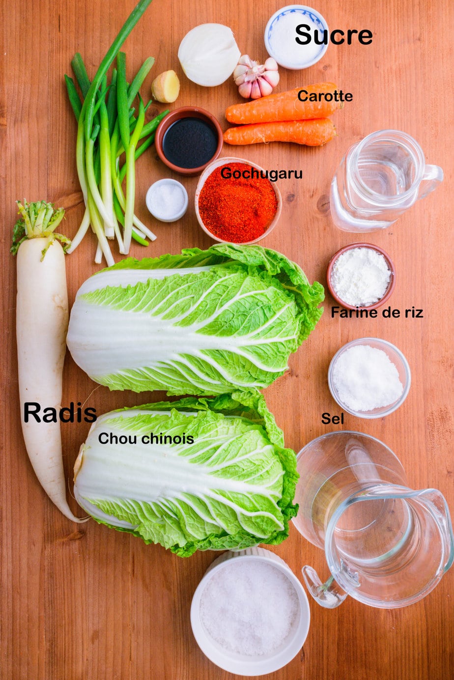 ingrédients du kimchi maison sur fond de bois