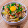oyakodon sur fond de bois