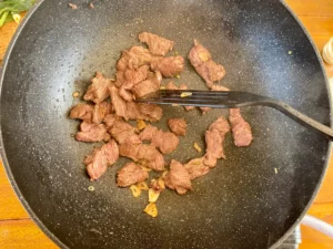 boeuf cuisant dans un wok