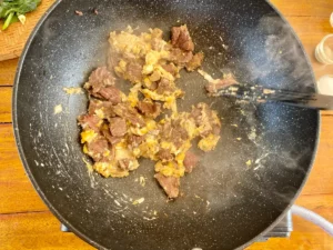 oeufs brouillés dans un wok