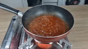sauce au gochujang en ébullition
