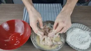 poulet trempé dans une pâte à frire
