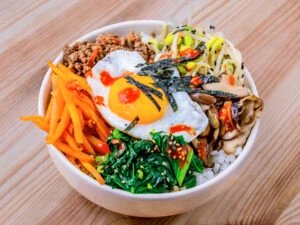 bibimbap coréen sur fond de bois