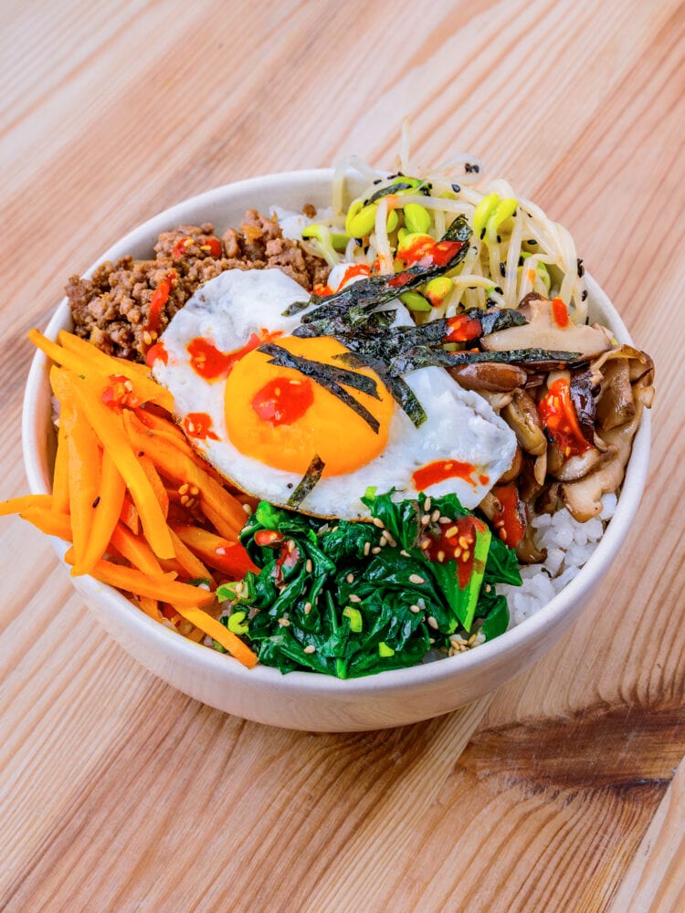 bibimbap coréen sur fond de bois