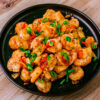 Crevettes poivre et sel sur fond de bois