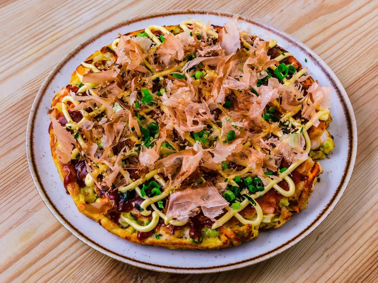 okonomiyaki sur fond de bois