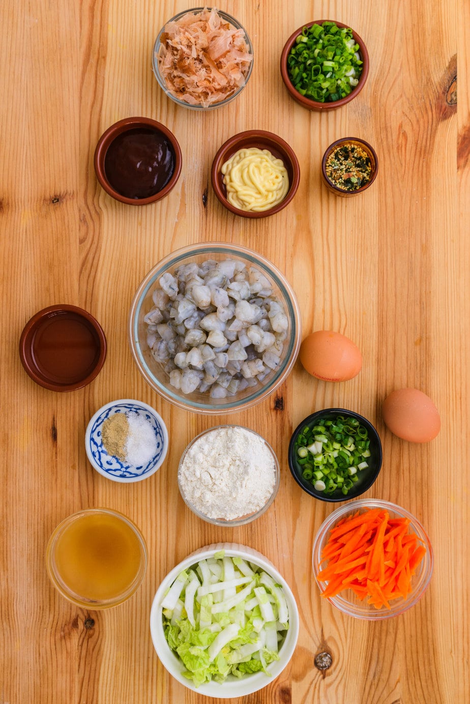 ingrédients pour okonomiyaki sur fond de bois