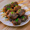 Brochettes tsukune sur fond de bois