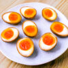 oeufs pour ramen sur fond de bois