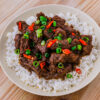 boeuf rendang sur fond de bois