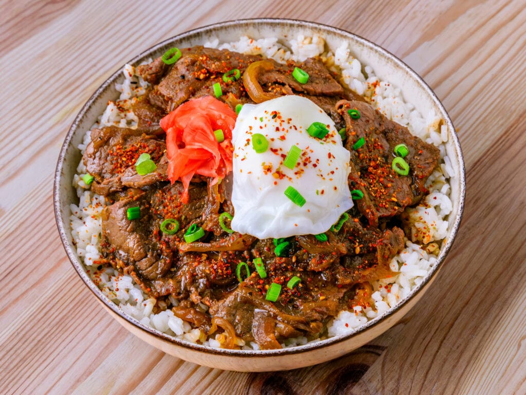 gyudon sur fond de bois