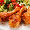 pilons de poulet au air fryer sur une assiette blanche