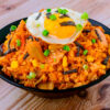 riz sauté au thon coréen sur fond de bois