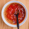 sauce pour bibimbap sur fond de bois