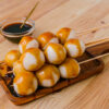mitarashi dango sur fond de bois