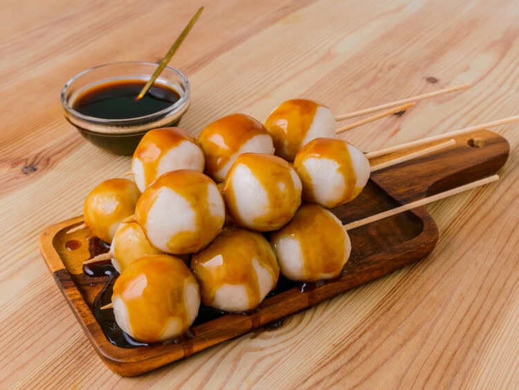 mitarashi dango sur fond de bois