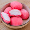 mochi glacé dans un bol sur fond de bois
