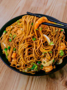 Nouilles sautées aux crevettes sur fond de bois