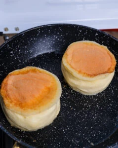 pancakes japonais dans une poêle noire