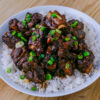 Spare ribs chinois sur du riz sur fond de bois