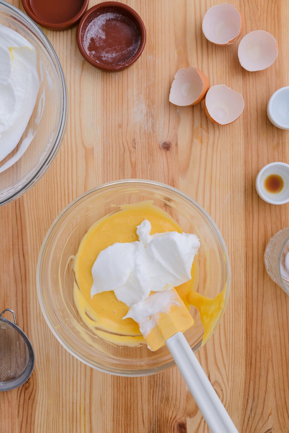 meringue rajoutées aux jaunes d'oeufs
