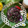 larb cru sur une feuille de bananier