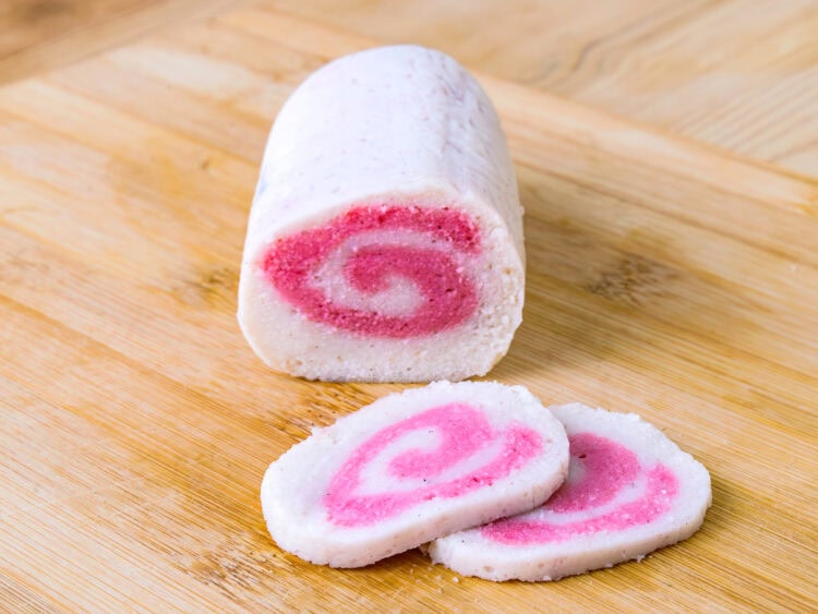 narutomaki sur fond de bois