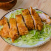 Poulet soo guy sur fond de bois