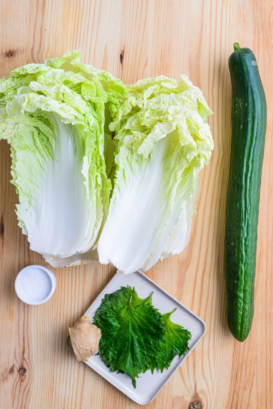 Ingrédients de la salade de chou japonaise sur fond de bois