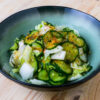 salade de chou japonaise sur fond de bois