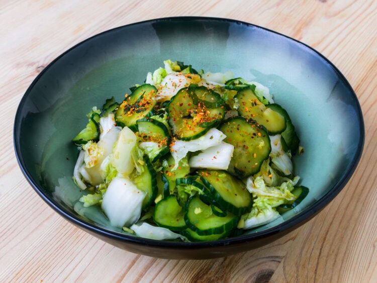 salade de chou japonaise sur fond de bois