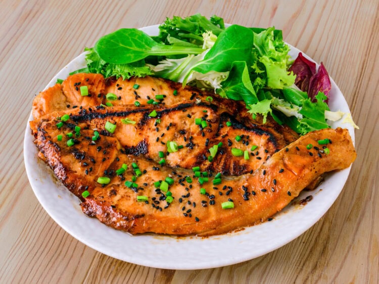 Saumon mariné au miso sur fond de bois