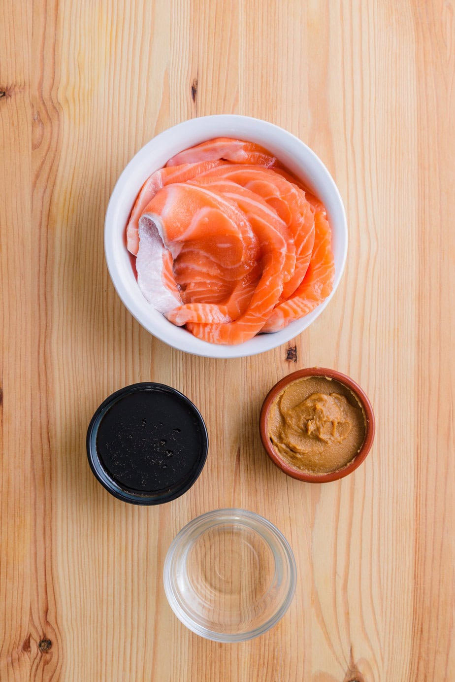 Saumon au miso ingrédients sur fond de bois