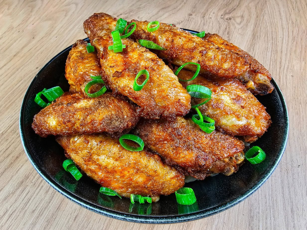 ailes de poulet chinoises au cumin sur fond de bois