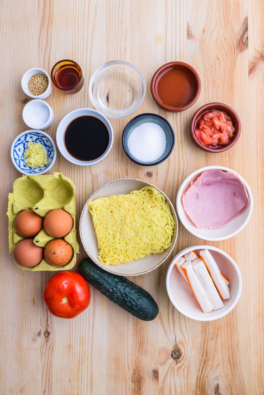 Hiyashi shuka ingrédients sur fond de bois