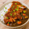 katsu curry sur fond de bois