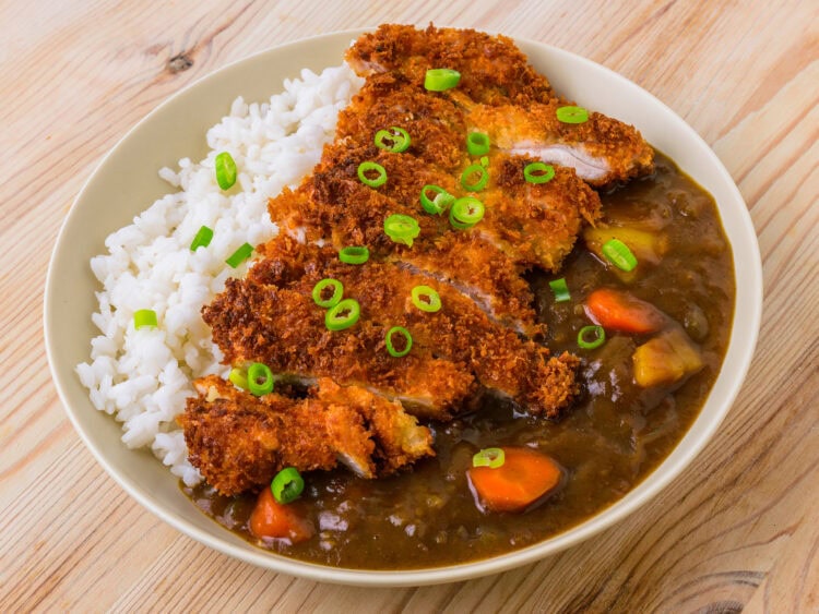 katsu curry sur fond de bois